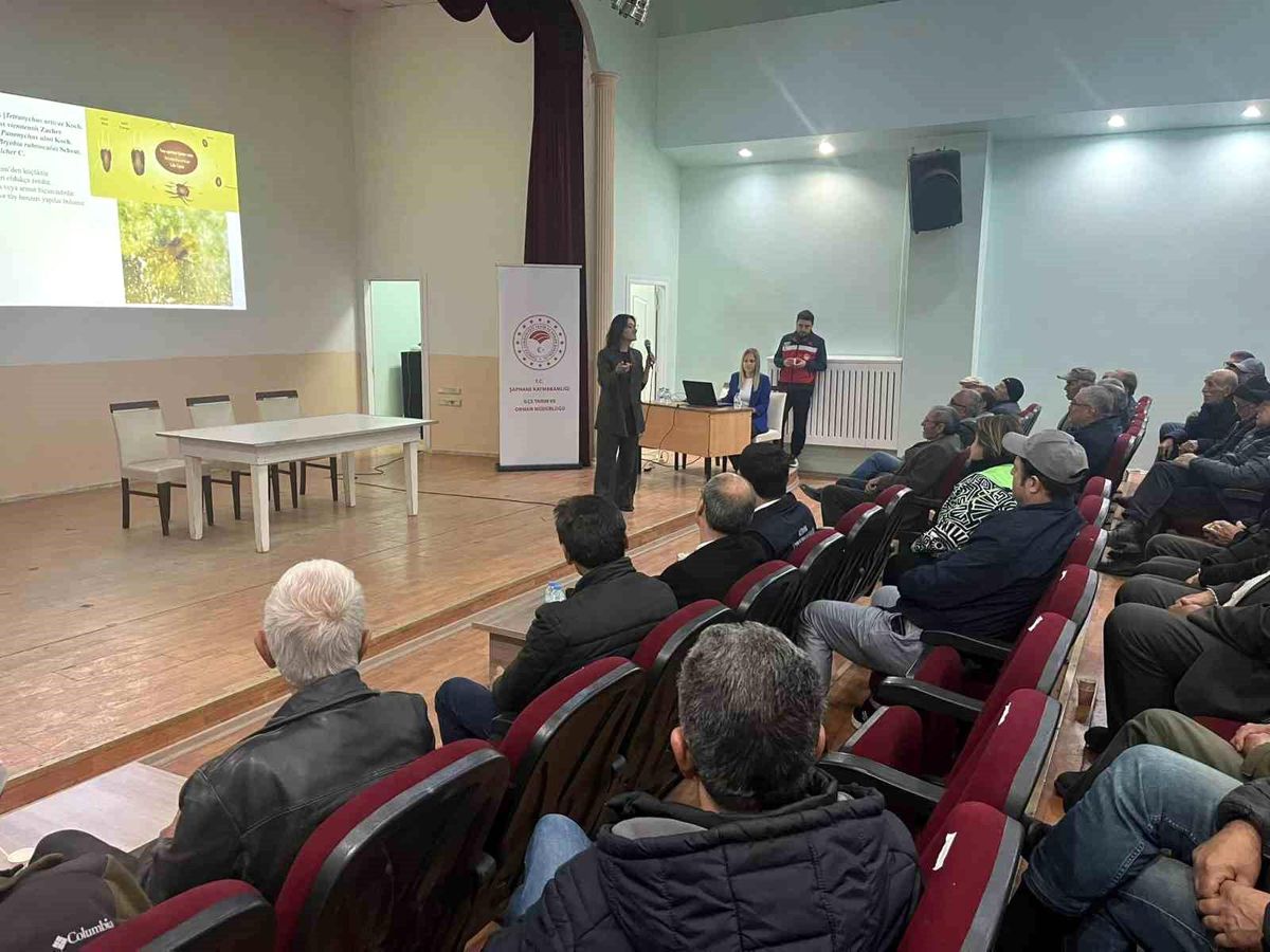 Şaphane\'de üreticilere kiraz ve vişne hastalıkları ile zararlıları eğitimi