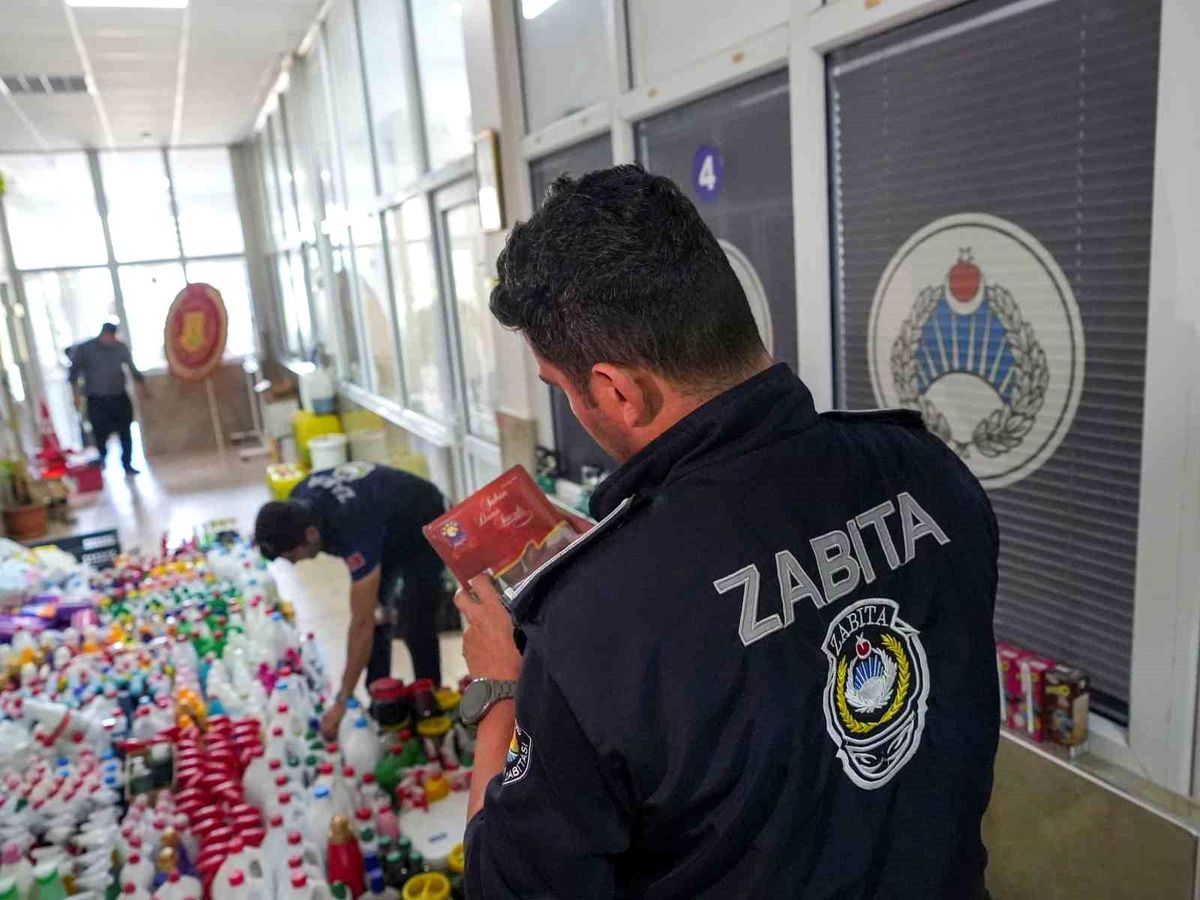 Tarsus\'ta 6 bin 167 sağlıksız ürüne el konuldu