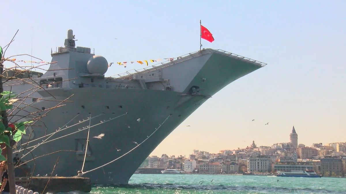 TCG Anadolu Gemisi Sarayburnu\'na Demirledi