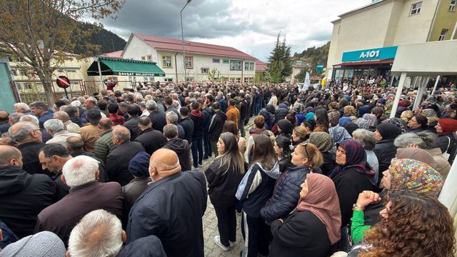 Kızının istismarına dayanamayan anne böyle son yolculuğuna uğurlandı