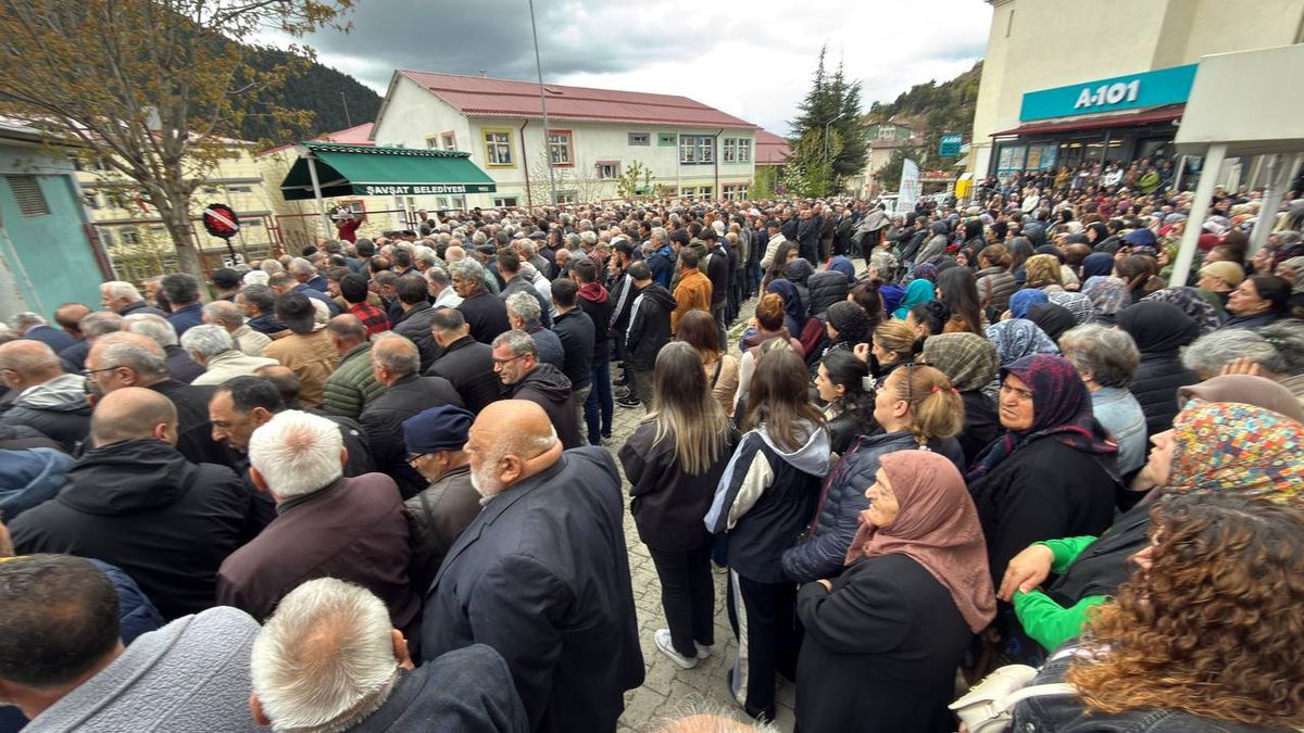 Kızının istismarına dayanamayan anne böyle son yolculuğuna uğurlandı