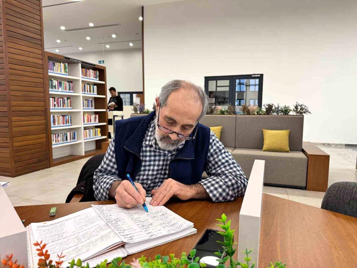 68 yaşında kütüphanede Osmanlıca ve Arapça öğreniyor
