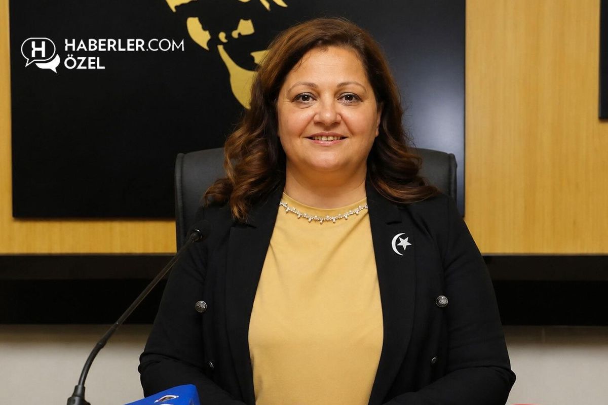 Afyonkarahisar Belediye Başkanı Burcu Köksal\'ın AK Parti\'ye geçişi kenti ikiye böldü
