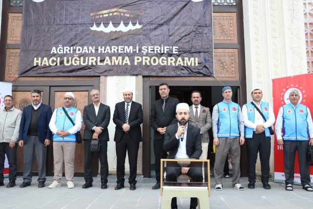Ağrı’da hacı adayları dualarla kutsal topraklara uğurlandı