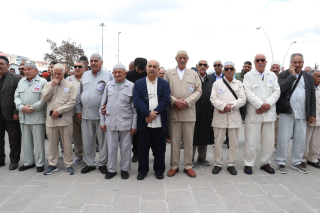 Ağrı’da hacı adayları dualarla kutsal topraklara uğurlandı