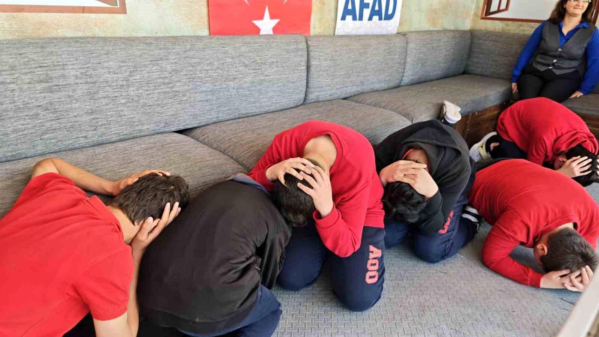 Aliağa\'da Deprem Simülasyon Tırı vatandaşlarla buluştu