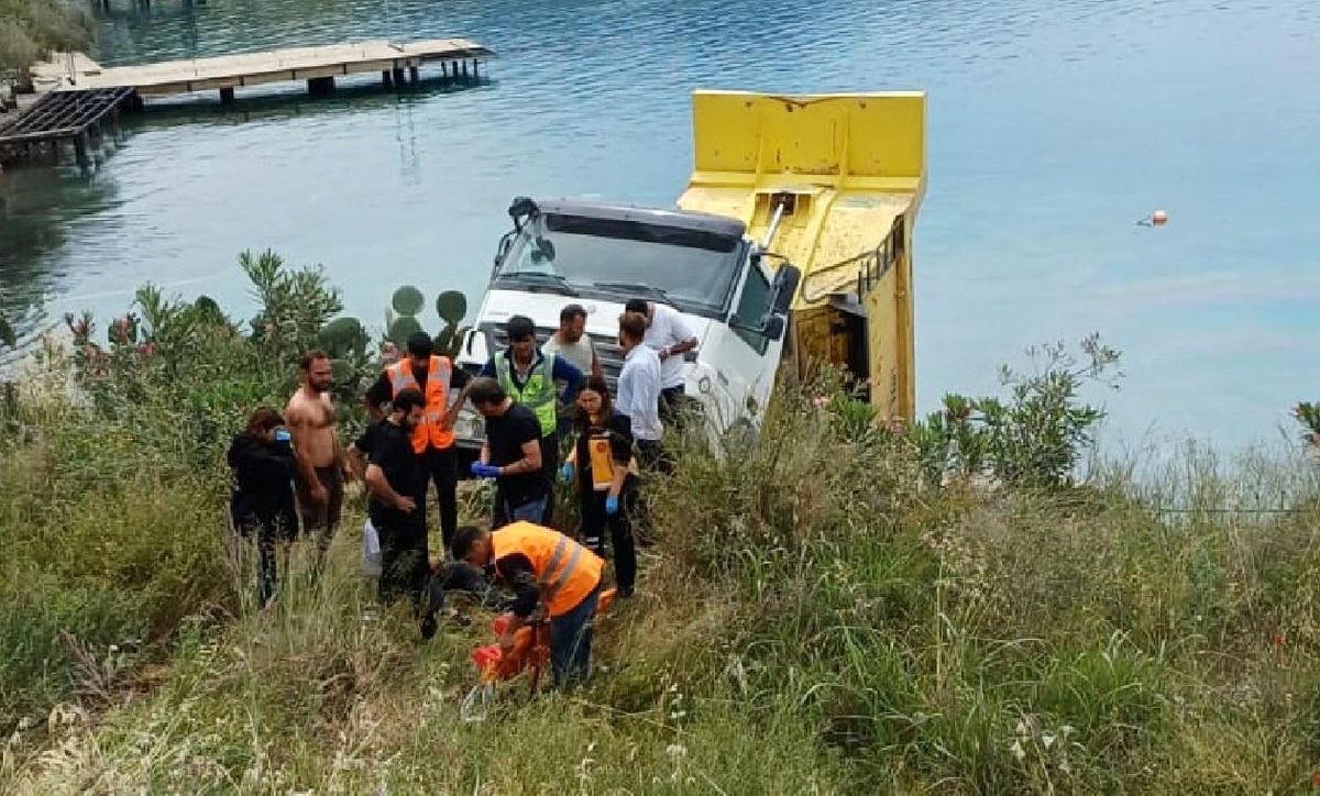 Bodrum\'da Hafriyat Kamyonu Denize Düştü
