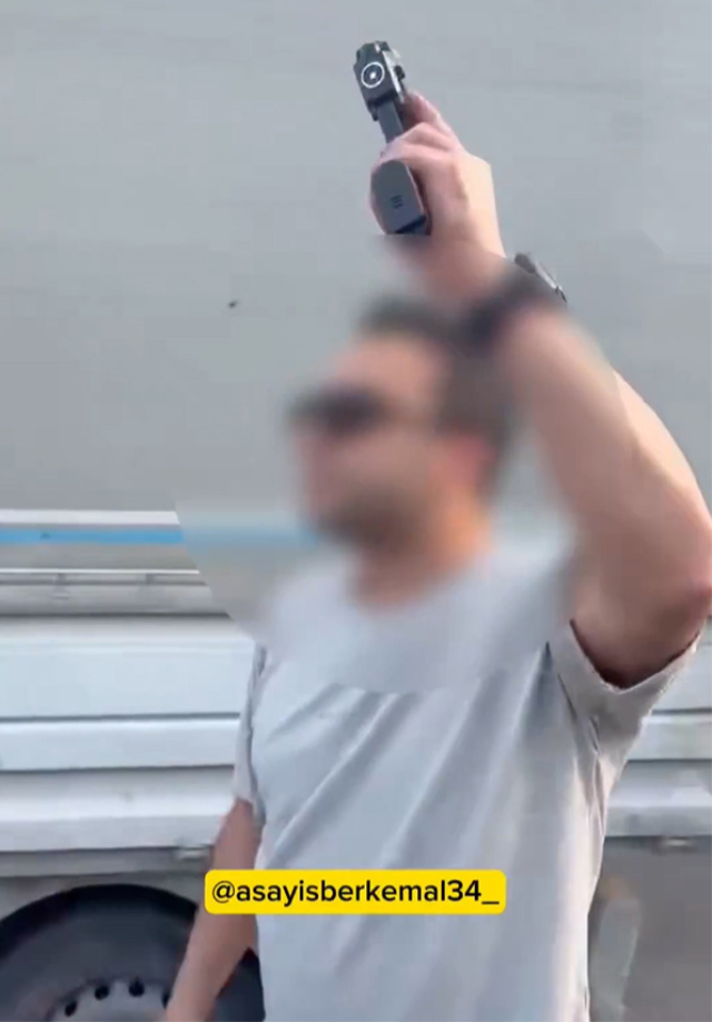 Araçların önünü kesti, 