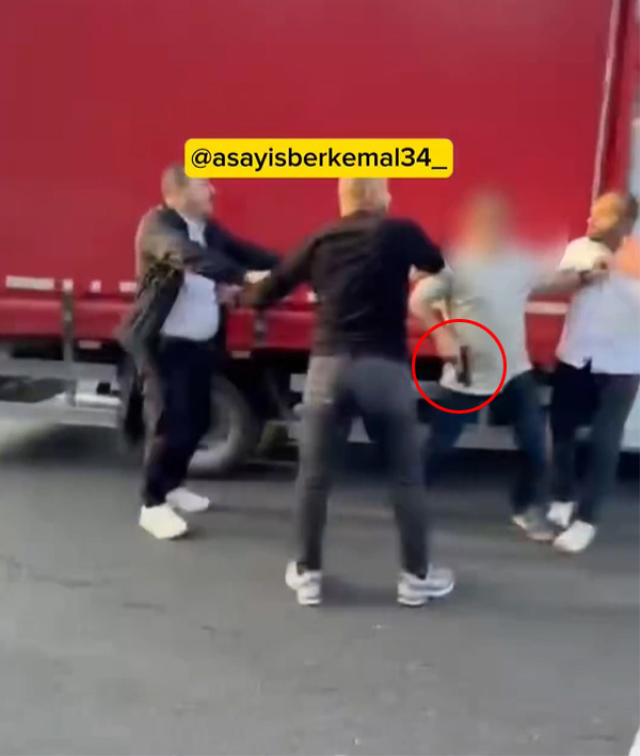 Araçların önünü kesti, 