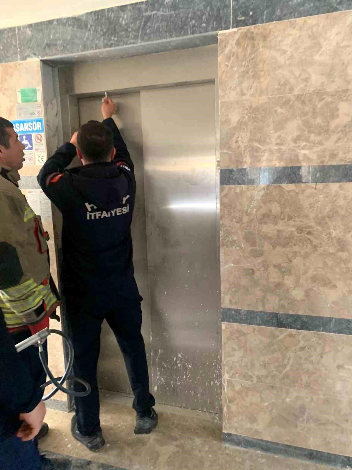 Asansör Boşluğuna Düşen Kedi Kurtarıldı