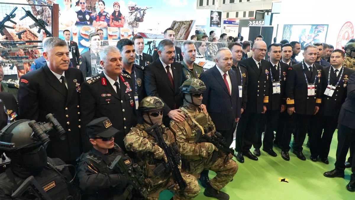Çiftçi ve Sveçla Savunma Fuarında Görüştü