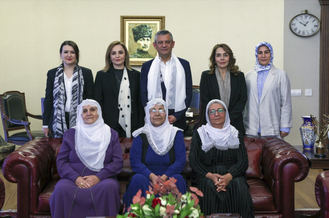 Barış Anneleri CHP'yi ziyaret etti
