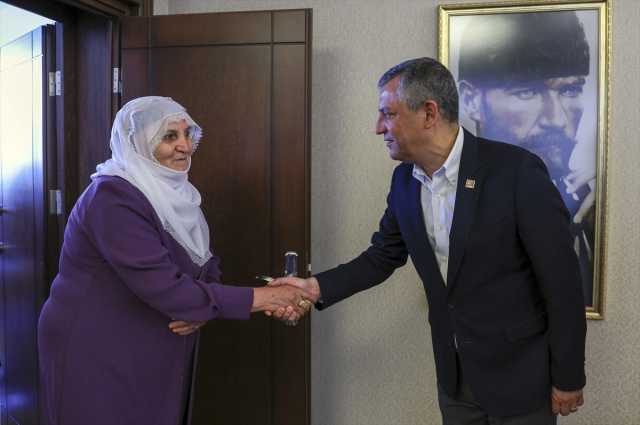 Barış Anneleri CHP'yi ziyaret etti