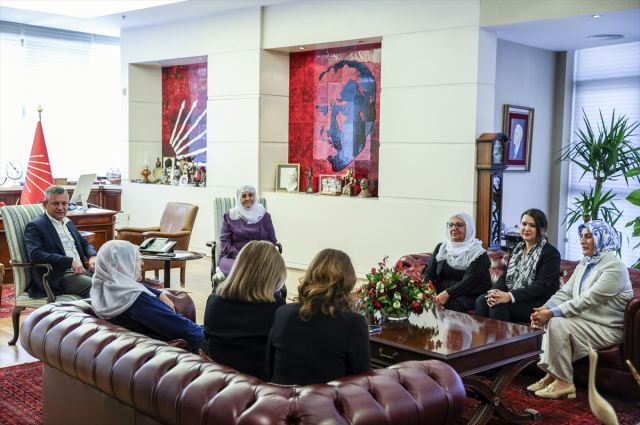Barış Anneleri CHP'yi ziyaret etti