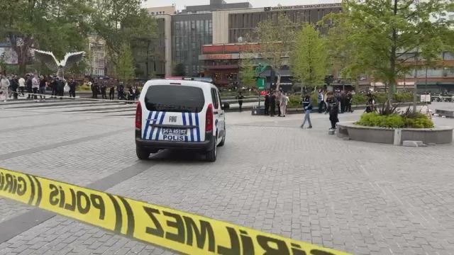 Beşiktaş İskelesi'nde karşılaştığı husumetlisini palayla kovaladı, polis ateş açtı: 4 yaralı