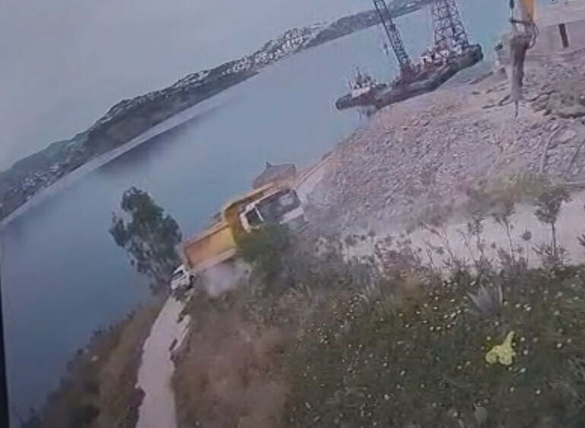 Bodrum\'da Hafriyat Kamyonu Denize Düştü