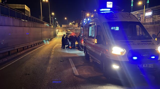 Bursa’da Otomobil Bariyerlere Çarptı