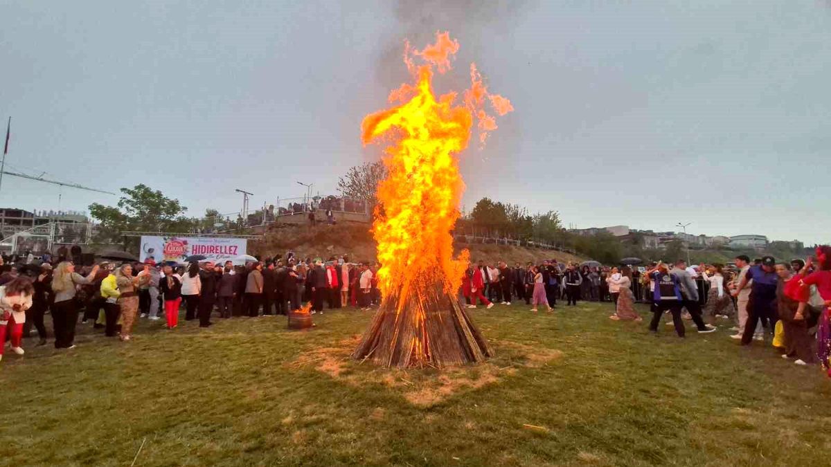 Kakava ateşi Tekirdağ\'ı sardı: Baharı danslarla karşıladılar