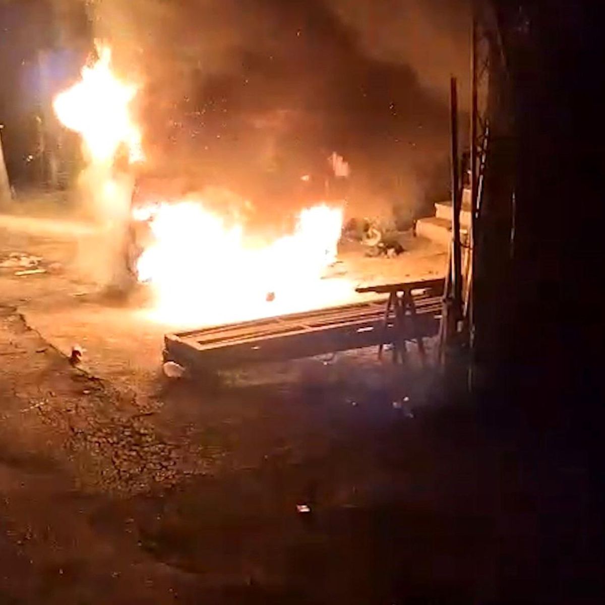 Kırıkkale\'de Yangın: Park Halindeki Araç Yanarak Küle Döndü