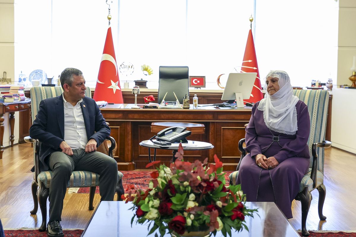 Barış Anneleri CHP\'yi ziyaret etti