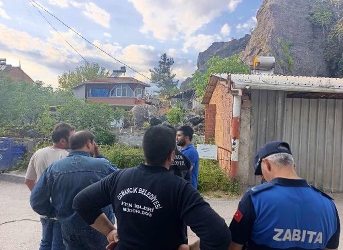 Osmancık\'ta Kaya Düşmesi: İki Ev Zarar Gördü