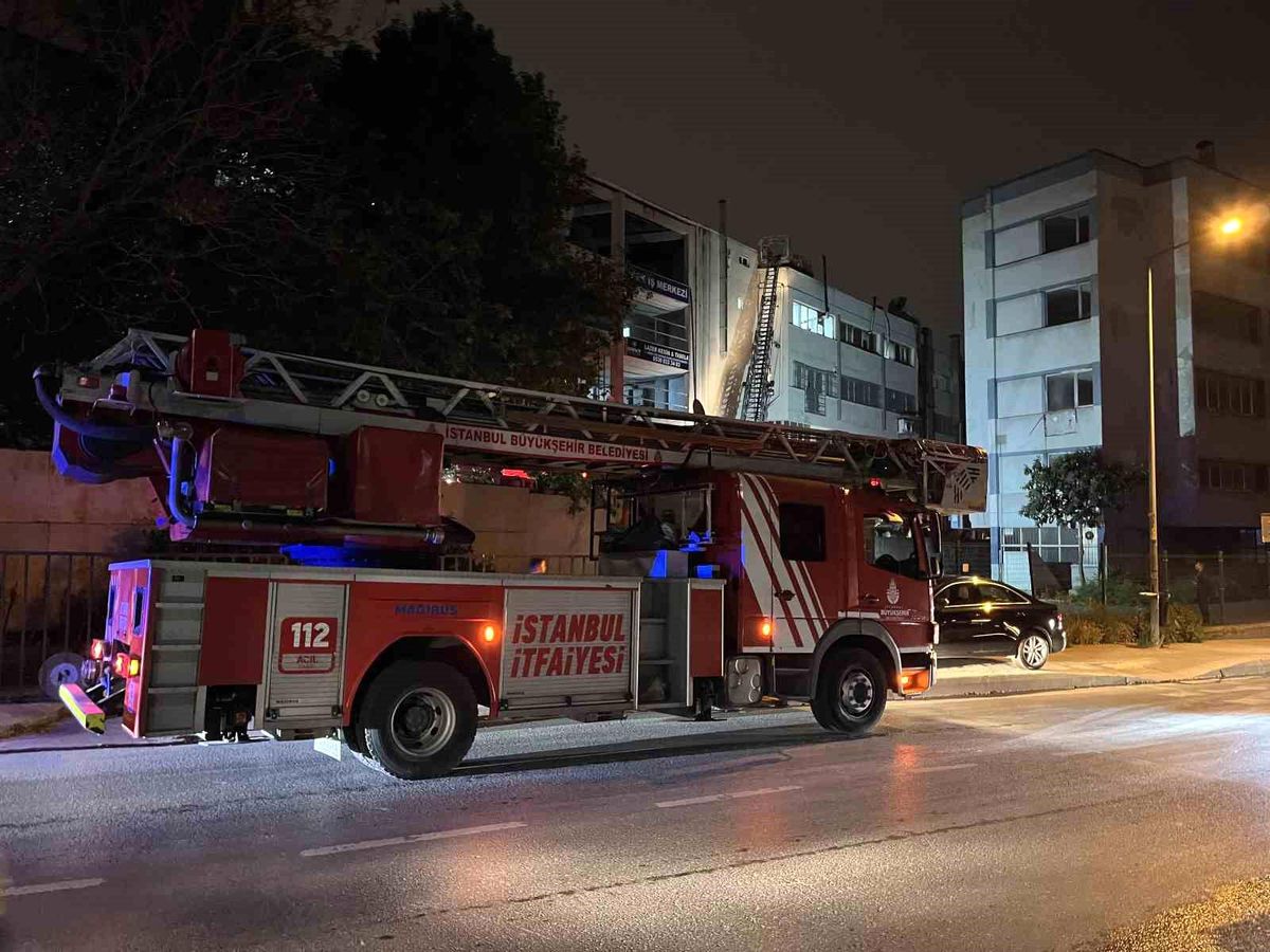 Zeytinburnu\'nda İş Merkezi Çatısında Yangın