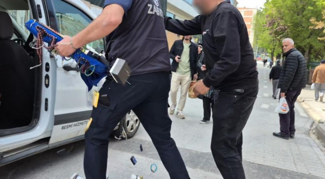 Zabıtaya yakalanan seyyar satıcının zor anları: Gariban gördünüz diye...