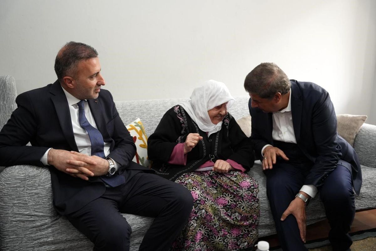 AK Parti\'den Anneler Günü Ziyareti