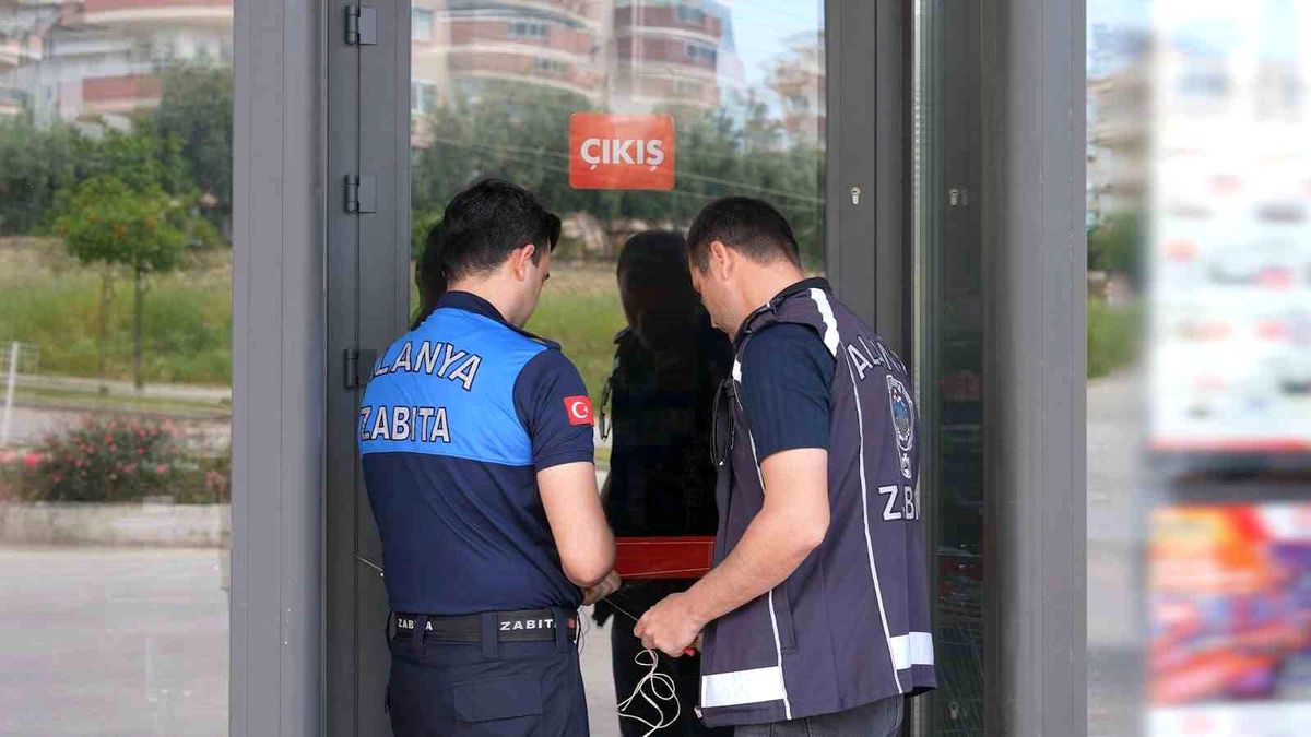 Alanya\'da tüketim tarihi geçmiş ürün satan zincir market mühürlendi