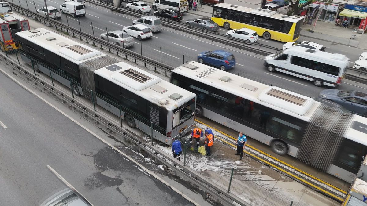 Metrobüs Yangını Ankara Yolu\'nda Aksamaya Neden Oldu