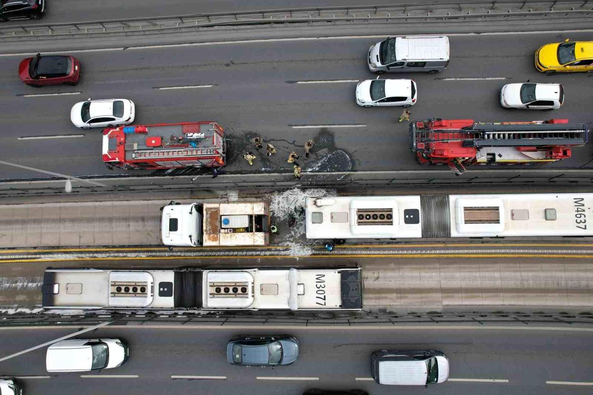 Avcılar\'da Metrobüs Yangını
