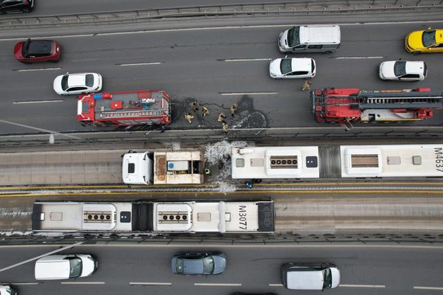 Avcılar'da metrobüsün motoru alev aldı, yolcular tahliye edildi | Güncel Haber