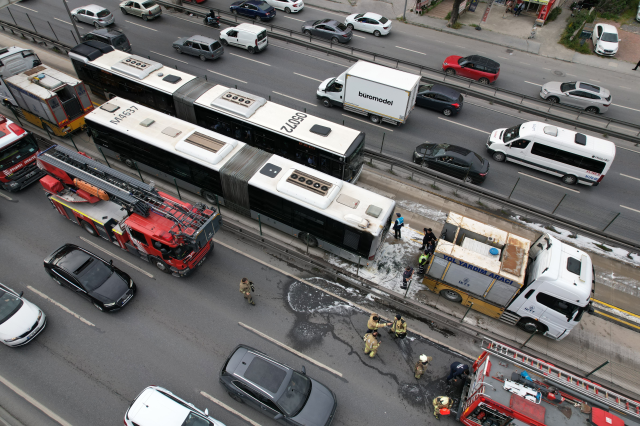 Avcılar'da metrobüsün motoru alev aldı, yolcular tahliye edildi