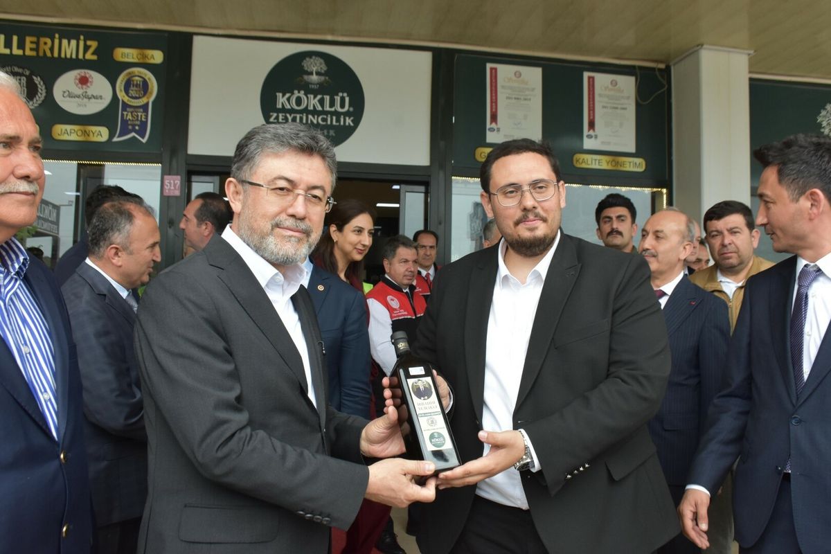 Bakan Yumaklı Ayvalık\'ta Zeytin Fabrikasını Ziyaret Etti