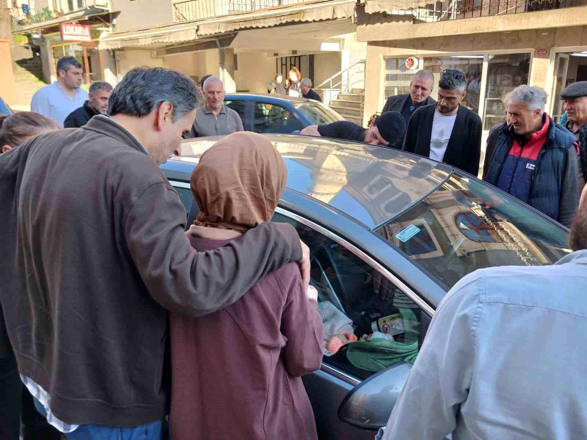 Anne Bebeğini Araçta Unuttu