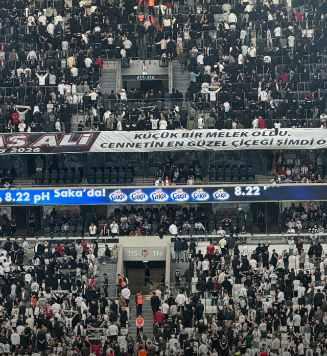 Beşiktaşlı taraftarlardan derbide olay protesto