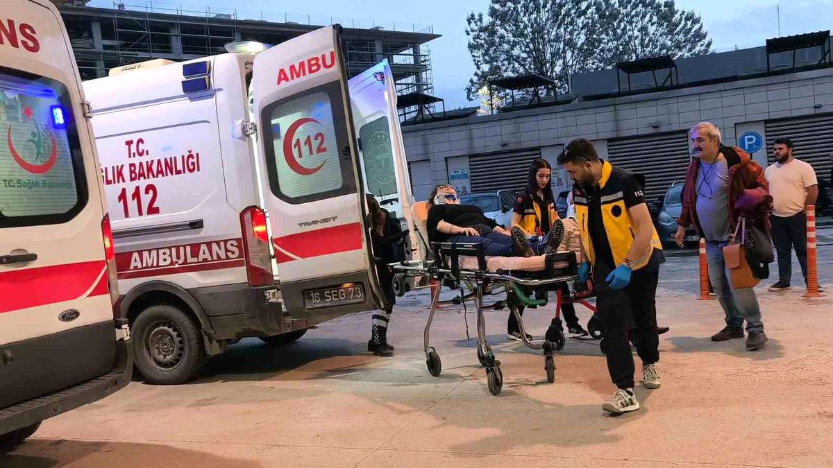 İnegöl\'de Beton Mikseri ve Minibüs Çarpıştı