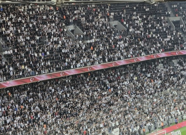 Derbide neler oluyor? Beşiktaş taraftarı çıldırdı 