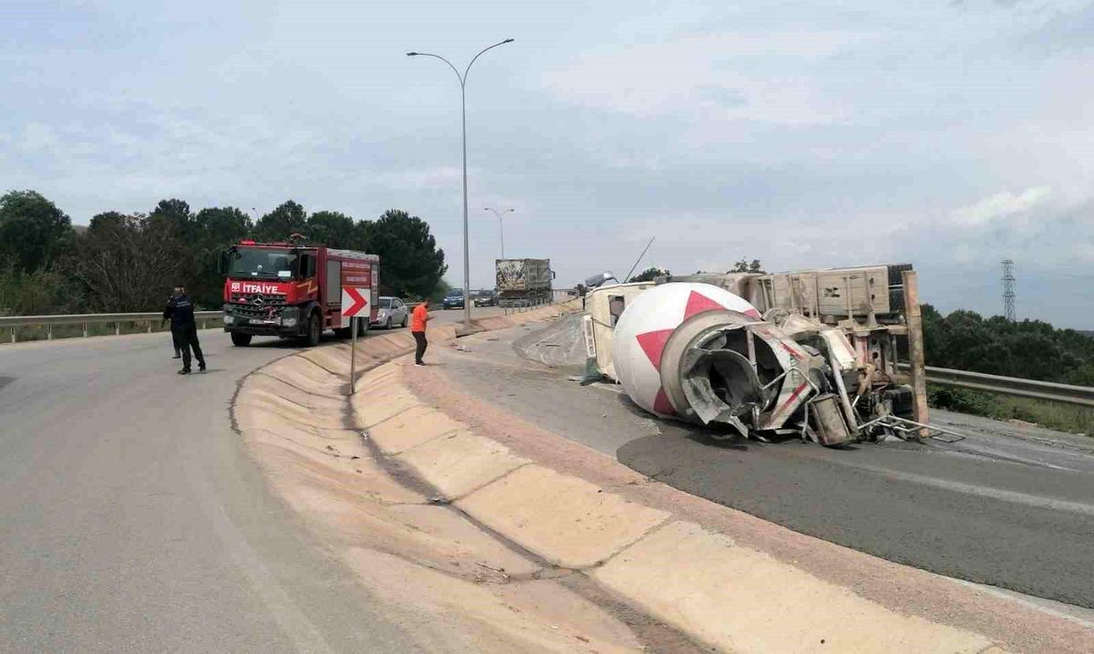 İnegöl\'de Beton Mikseri Devrildi: Sürücü Yaralı