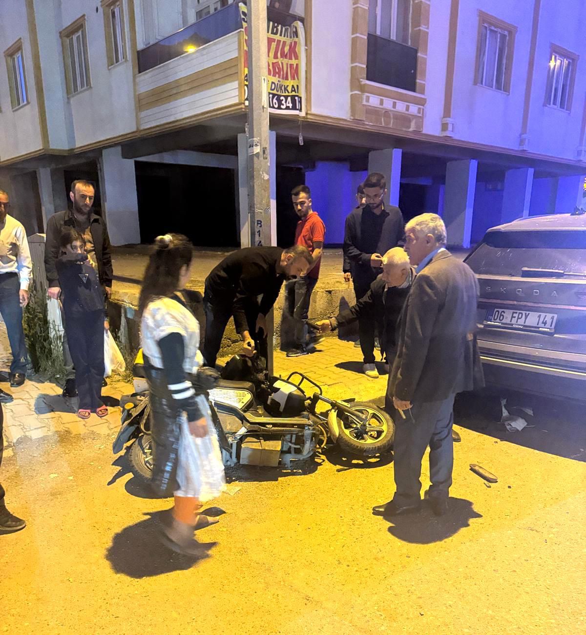 Motosiklet Kazası: Sürücü Otomobilin Altında Sıkıştı