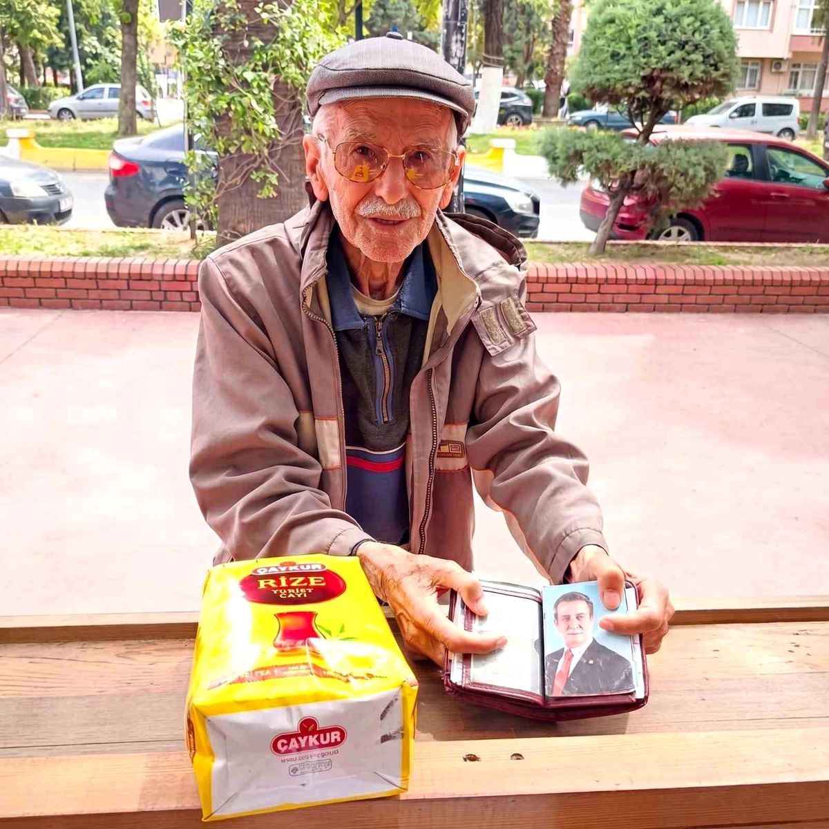 Efeler\'de ücretsiz çay ikramına vatandaş desteği sürüyor
