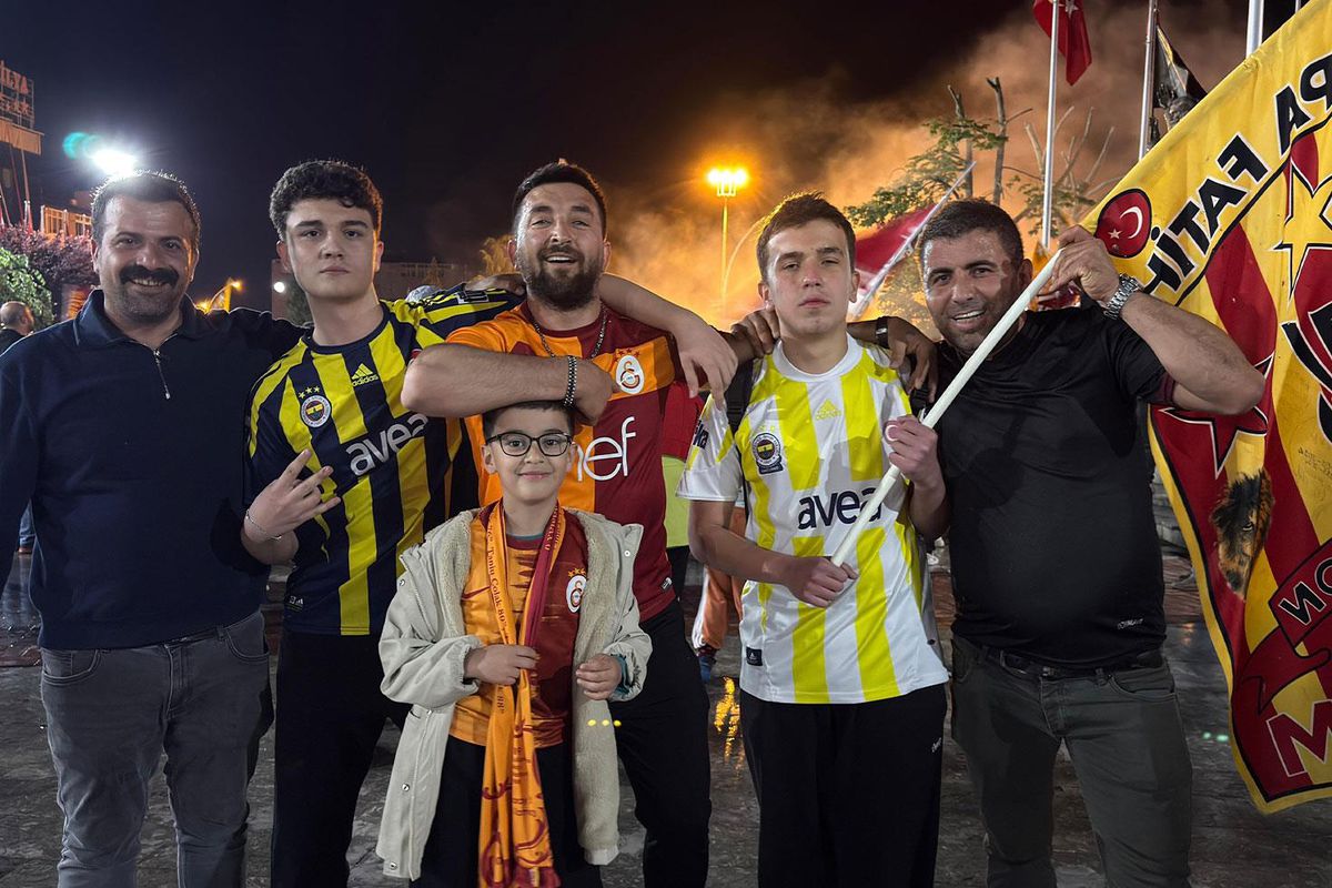 Fenerbahçeli taraftarlar da Galatasaraylıları yalnız bırakmadı