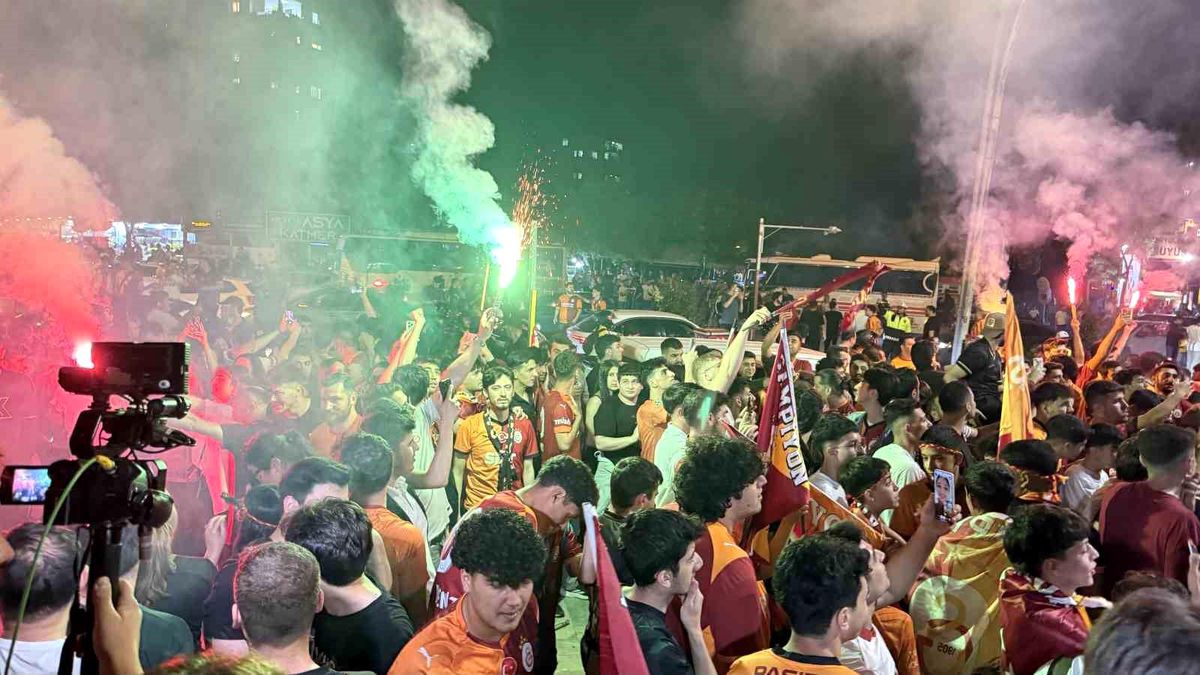Adana\'da Galatasaray Kutlaması
