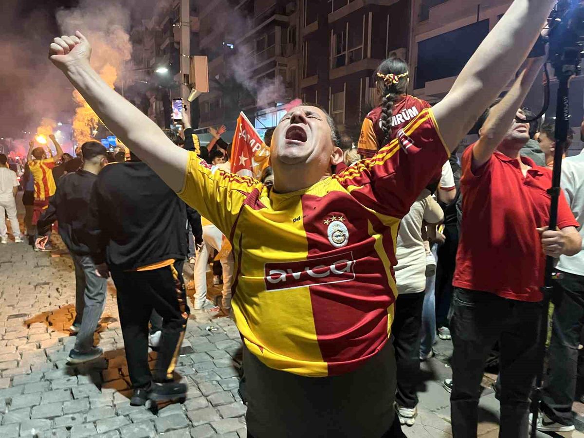 Galatasaray\'ın Şampiyonluğu İzmir\'de Coşkuyla Kutlandı
