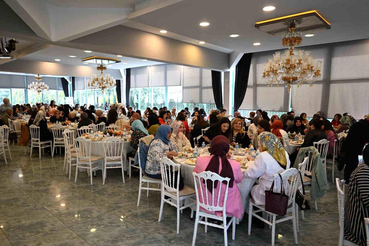 Gaziosmanpaşa\'da Anneler Günü buluşması: Kadın personel kahvaltı programında bir araya geldi