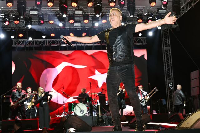 Haluk Levent, konserde Gülistan Doku'nun posteri açıp şarkı seslendirdi