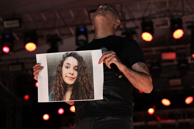 Haluk Levent, konserde Gülistan Doku'nun posteri açıp şarkı seslendirdi