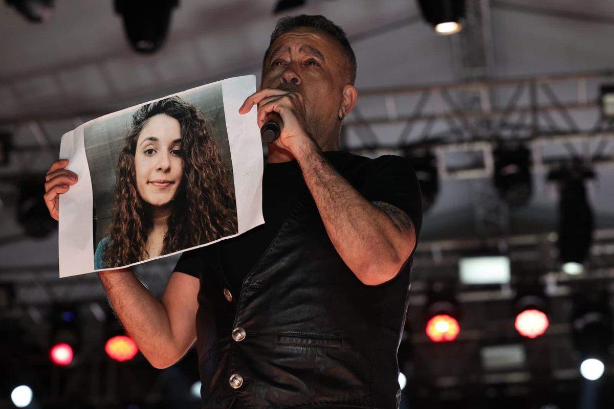 Haluk Levent, konserde Gülistan Doku\'nun posteri açıp şarkı seslendirdi