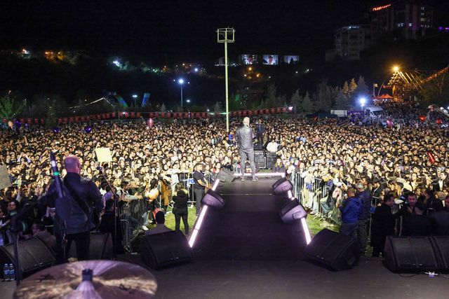 Haluk Levent, konserde Gülistan Doku'nun posteri açıp şarkı seslendirdi