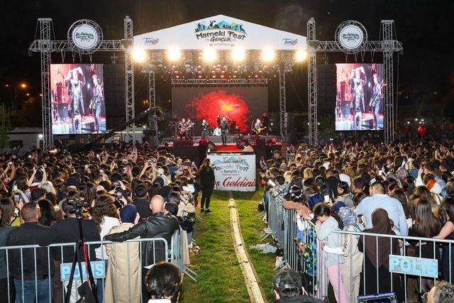 Haluk Levent, konserde Gülistan Doku'nun posteri açıp şarkı seslendirdi
